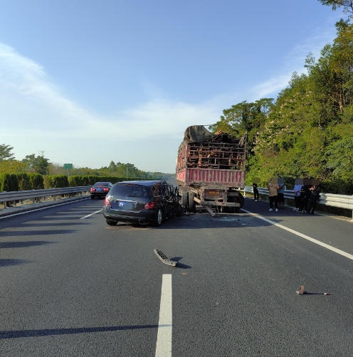 骇人！奔驰司机聊天过头，柳北高速上追尾牵引车，车顶被“削”……休闲区蓝鸢梦想 - Www.slyday.coM