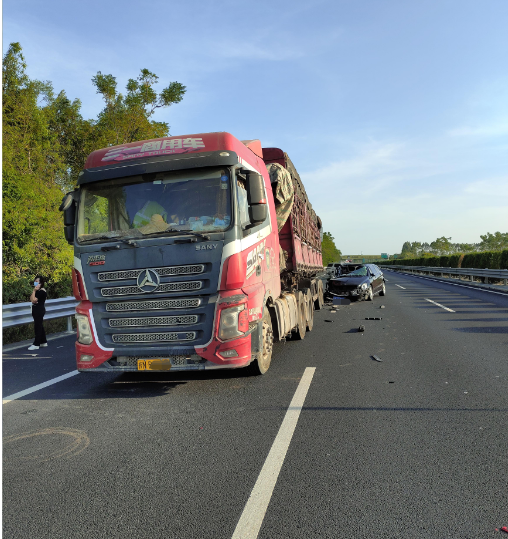 骇人！奔驰司机聊天过头，柳北高速上追尾牵引车，车顶被“削”……休闲区蓝鸢梦想 - Www.slyday.coM