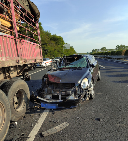 骇人！奔驰司机聊天过头，柳北高速上追尾牵引车，车顶被“削”……休闲区蓝鸢梦想 - Www.slyday.coM