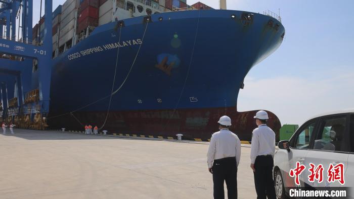 广西钦州自动化集装箱码头首次靠泊15万吨级集装箱巨轮-QQ1000资源网