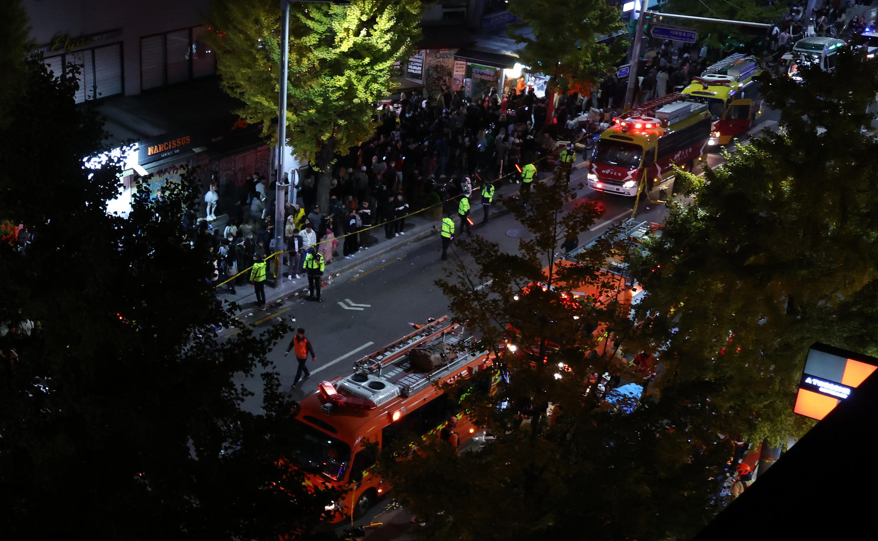 梨泰院踩踏事故亲历留学生前往殡仪馆吊唁遇难中国同胞 遇难者家属：她是个爱笑的女孩，家里还有五岁的宝宝休闲区蓝鸢梦想 - Www.slyday.coM