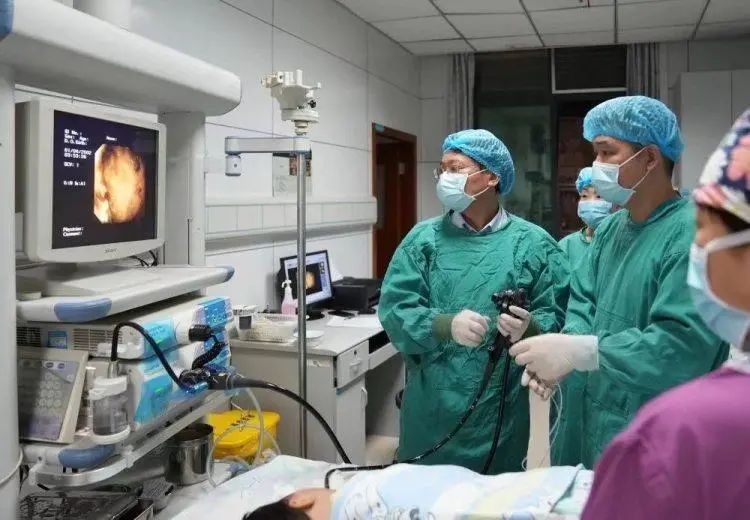 空腹连吃了8个！3岁女孩胃里取出8cm结石休闲区蓝鸢梦想 - Www.slyday.coM