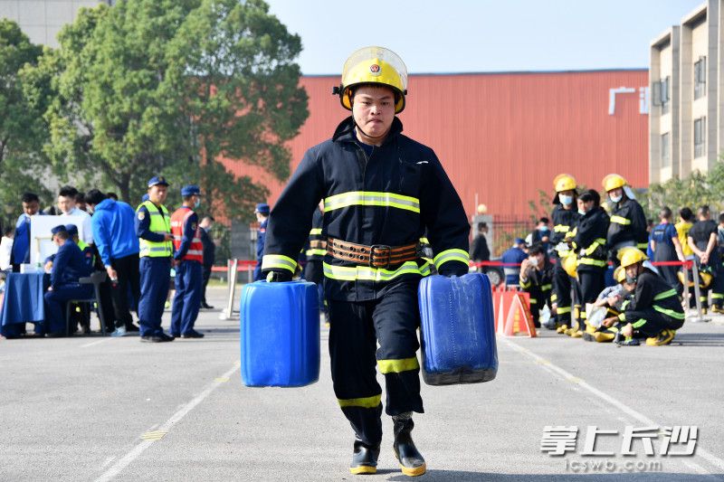 比武场上现灭火真功夫     长沙举行多种形式消防队伍比武竞赛活动休闲区蓝鸢梦想 - Www.slyday.coM