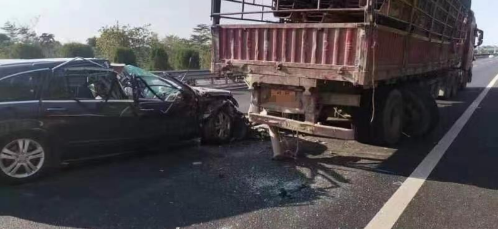 骇人！奔驰司机聊天过头，柳北高速上追尾牵引车，车顶被“削”……休闲区蓝鸢梦想 - Www.slyday.coM