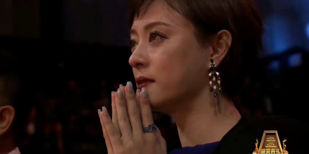 热依扎拿到飞天奖最佳女主，竞争对手的孙俪在台下哭了休闲区蓝鸢梦想 - Www.slyday.coM