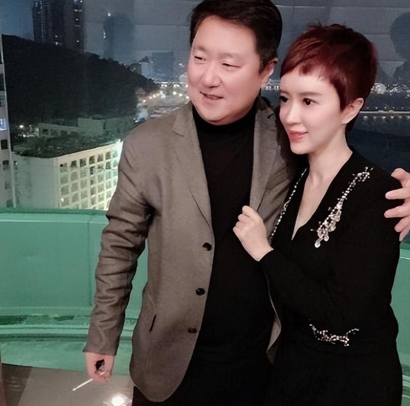 "孔雀公主"金巧巧:嫁入豪门后和丈夫人前恩爱__财经头条