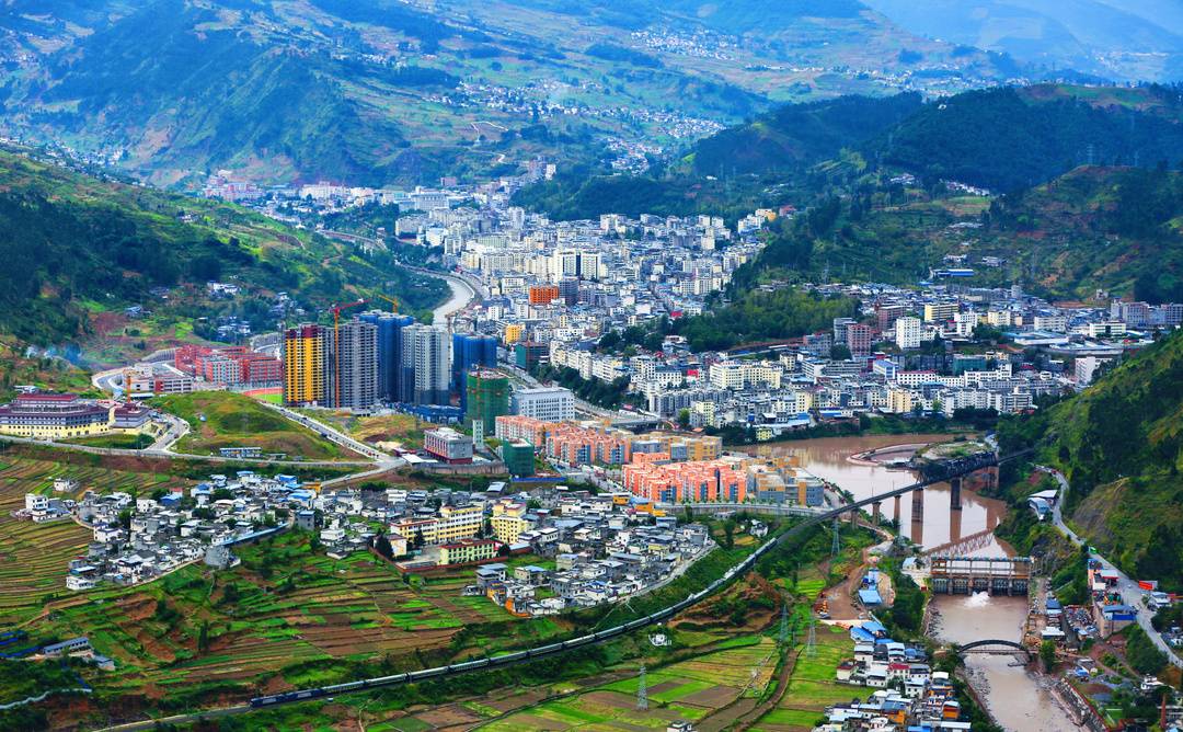 镜头下的大凉山：凉山州成立70周年县市风采——甘洛县休闲区蓝鸢梦想 - Www.slyday.coM