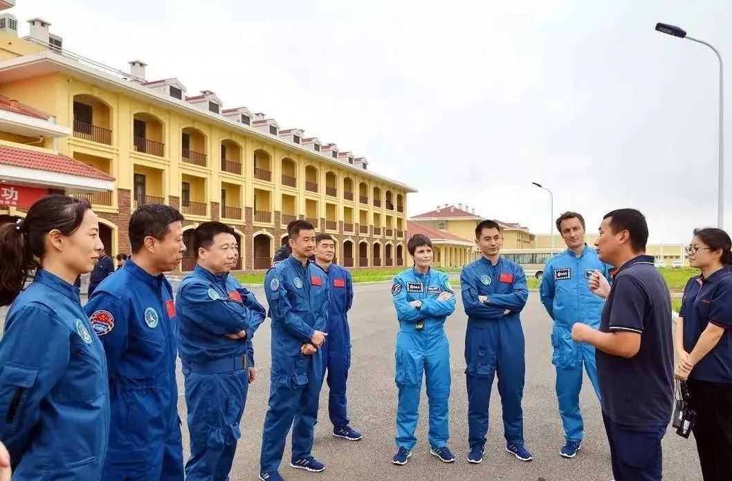 完成转位！“T”“十”“干”，后边还有……这就是中国空间站该有的模样！休闲区蓝鸢梦想 - Www.slyday.coM