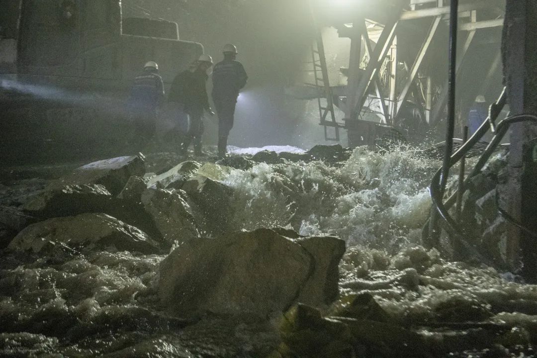 隧道：我太难了，但你们好像并不这样认为……(ó﹏ò｡)休闲区蓝鸢梦想 - Www.slyday.coM