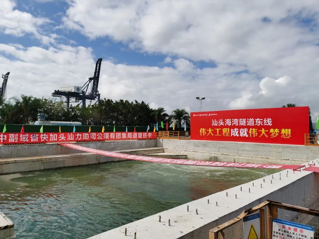 隧道：我太难了，但你们好像并不这样认为……(ó﹏ò｡)休闲区蓝鸢梦想 - Www.slyday.coM