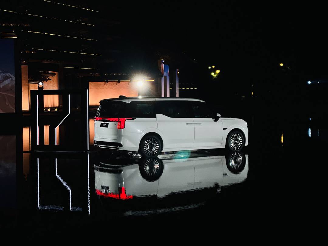 封面新车｜奶爸也疯狂 百公里加速仅4.5秒的MPV你敢开吗？休闲区蓝鸢梦想 - Www.slyday.coM