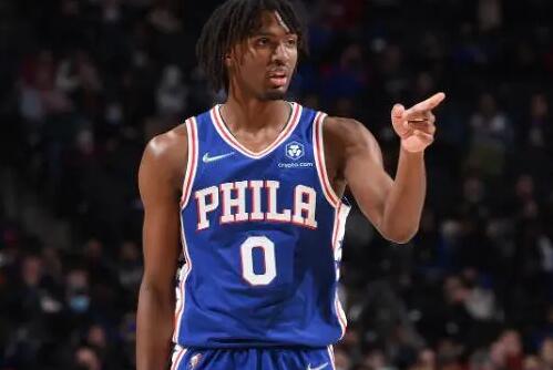 赛后,76人球员泰雷斯-马克西接受了采访.