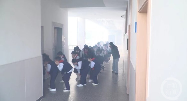 鲤鱼池小学冒出滚滚浓烟？虚惊一场！原来是消防演习__财经头条