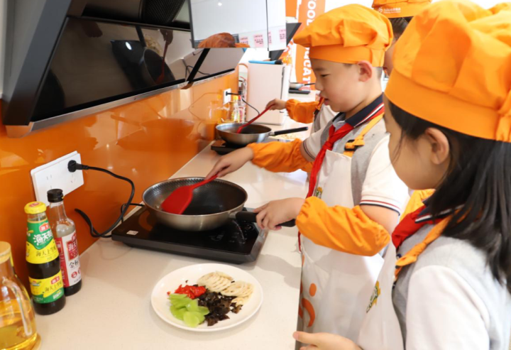 杭州一小学上演“厨王争霸”，还推出了一份特别的食谱休闲区蓝鸢梦想 - Www.slyday.coM