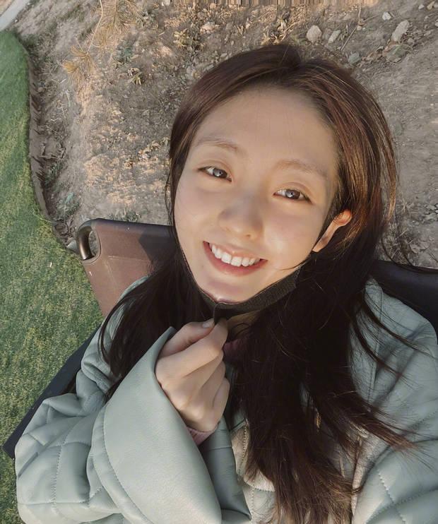 邢菲晒素颜自拍皮肤抗打高扎丸子头清纯动人