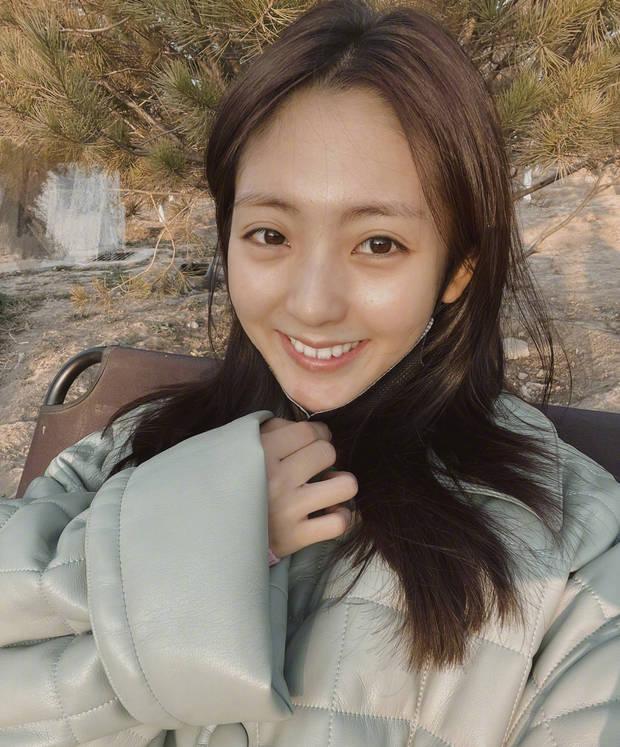 邢菲晒素颜自拍皮肤抗打高扎丸子头清纯动人