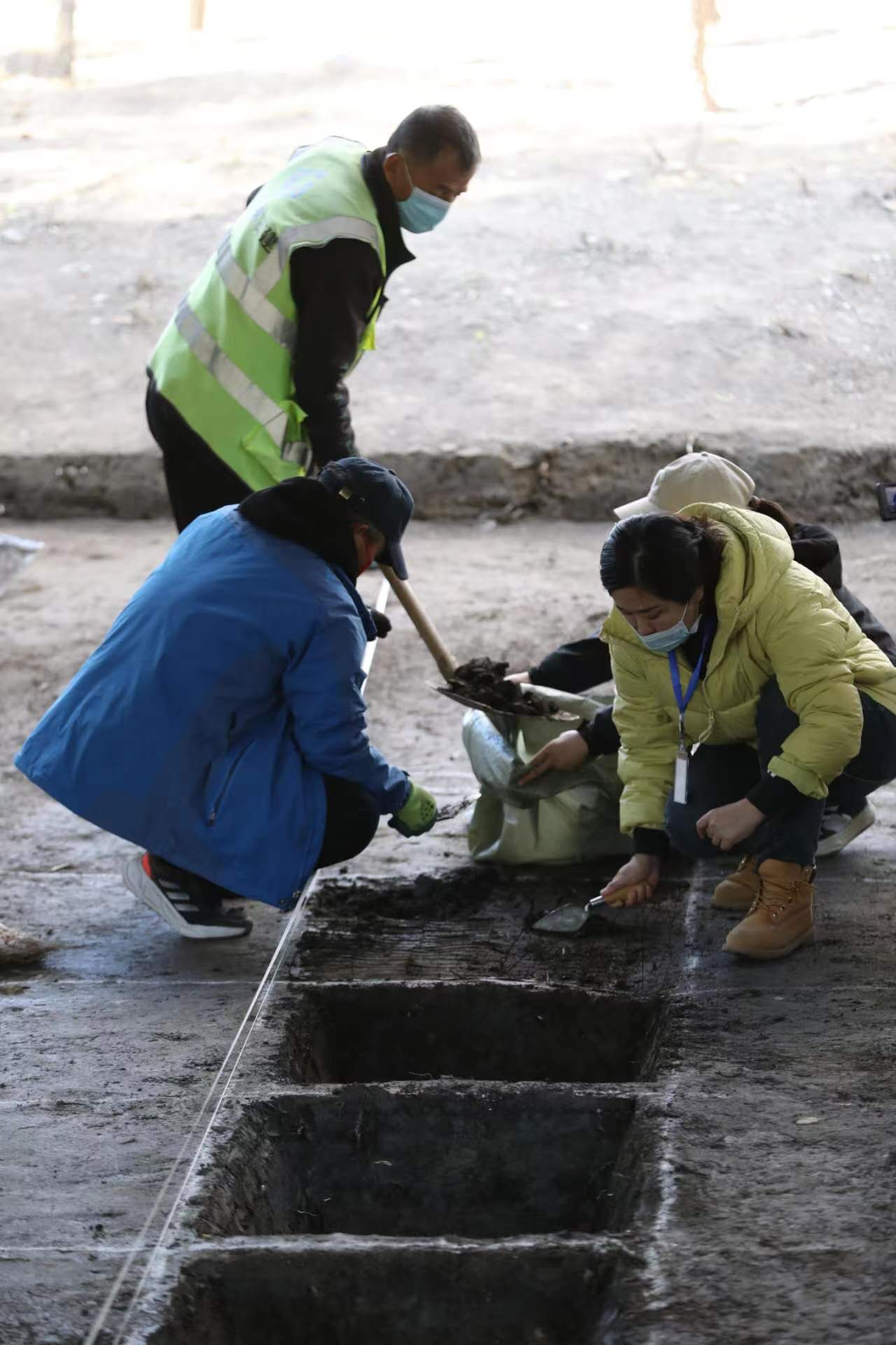 考古人员在皇家稻田遗址取土样.新京报记者 浦峰 摄