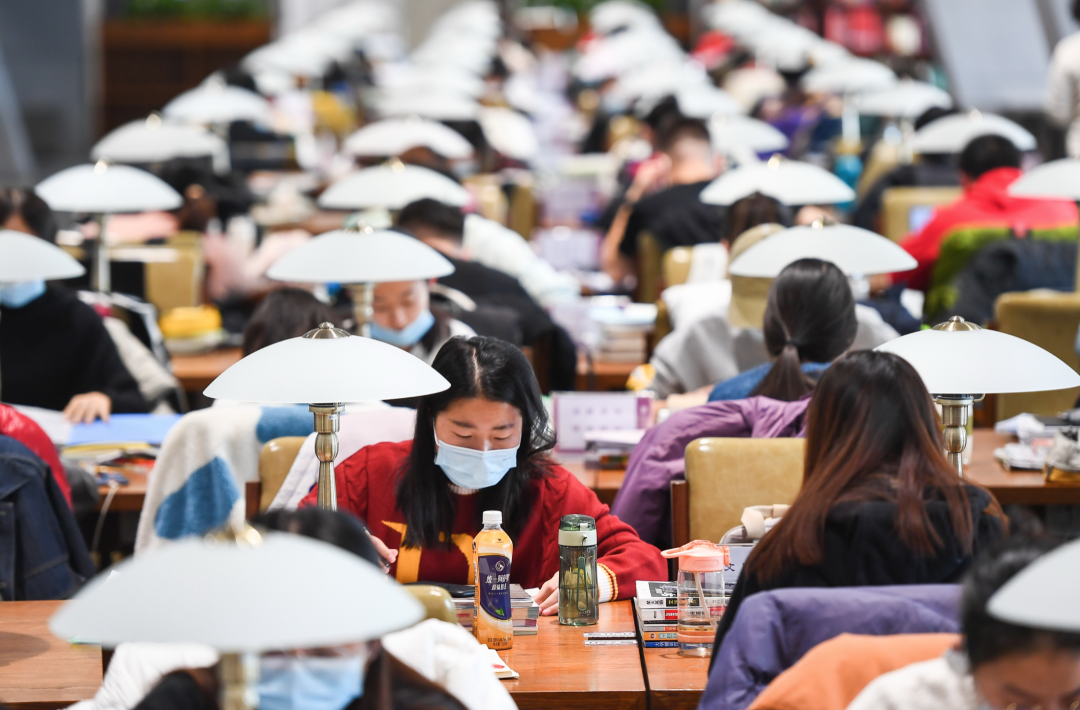 ▲2021年11月25日，山西省太原市图书馆，考生在自习室内认真复习。国家公务员考试、全国硕士研究生招生考试等即将陆续开考，众多考生备考进入冲刺期。