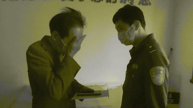 存着200张亡妻照片的手机丢了，男子在派出所痛哭！结局却意想不到……休闲区蓝鸢梦想 - Www.slyday.coM