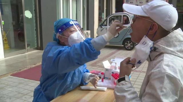 11月3日，甘州区人民医院医护人员在为居民进行核酸检测。新甘肃 图