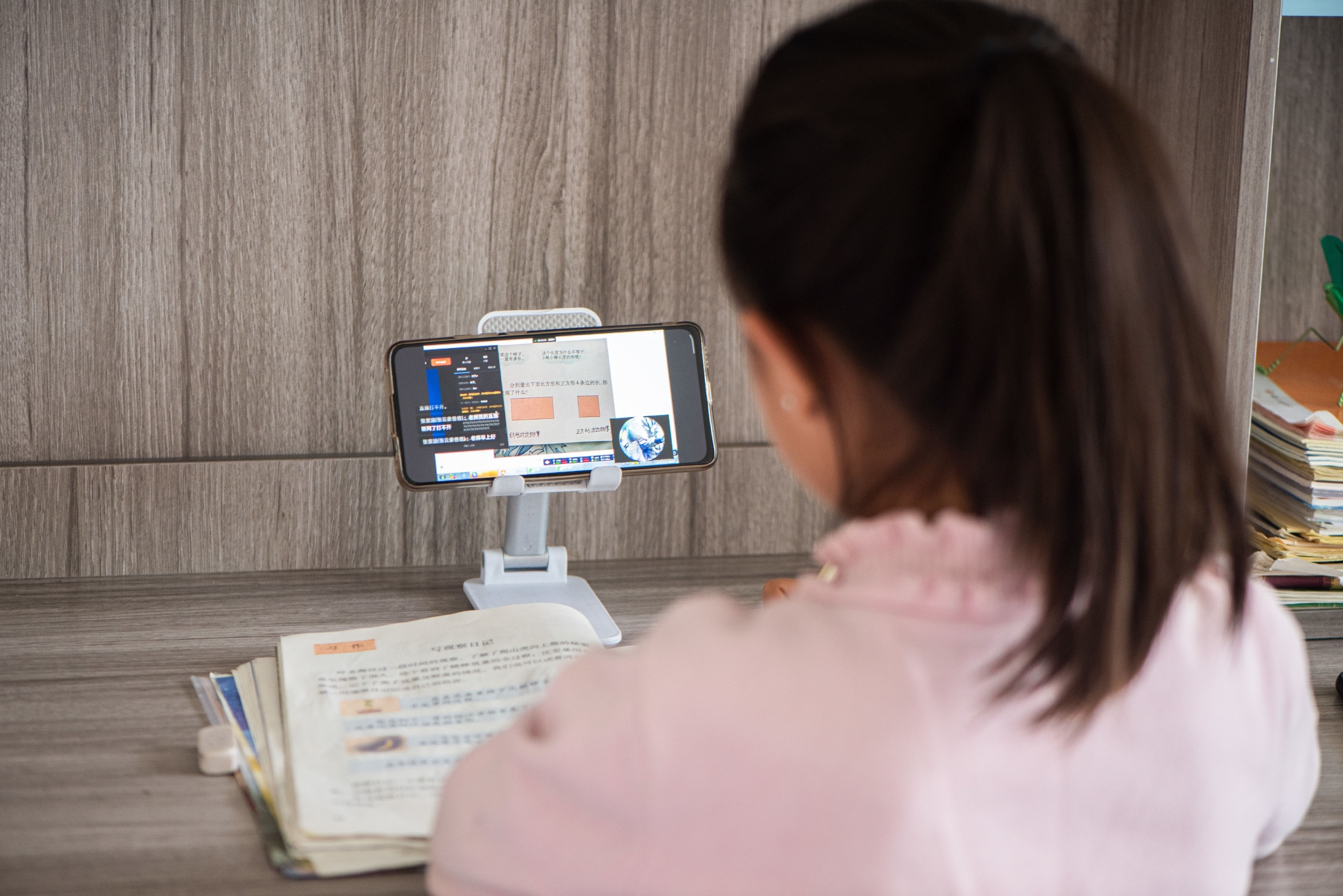 学生通过手机上网课 图/ic photo