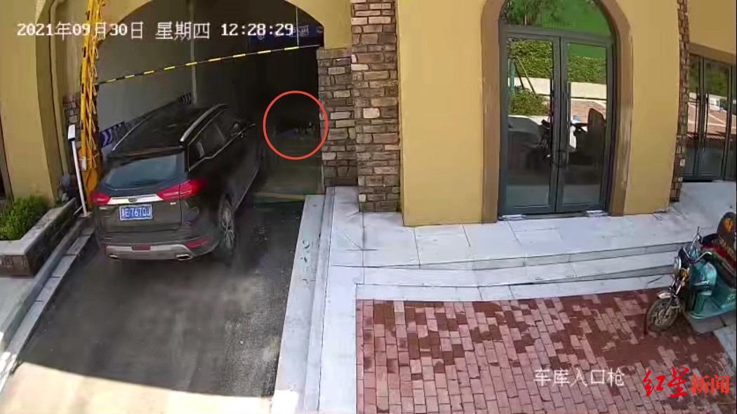 清洁工躺卧车库通道午休被碾身亡追踪：涉事司机羁押一年后，一审被判无罪休闲区蓝鸢梦想 - Www.slyday.coM