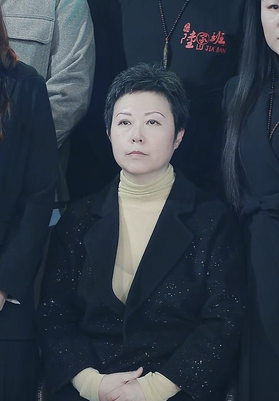 陆树铭线上追思会,妻子悲痛露面,透露丈夫死因:感冒致心力衰竭