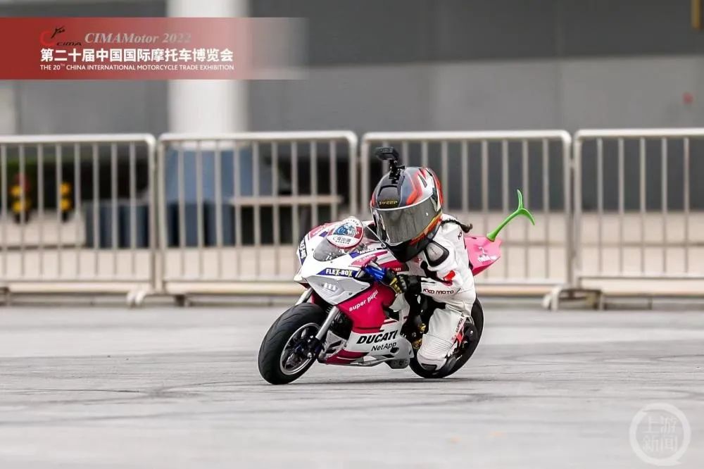 6岁女孩摩博会上弯道压弯震惊网友,父亲:她学儿童赛车不到半年|摩托车