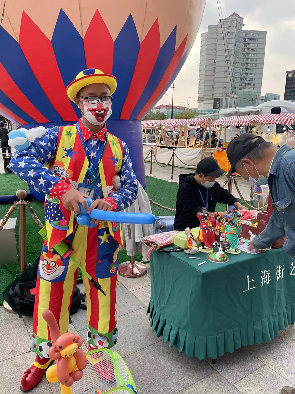 环球港外街头艺人表演