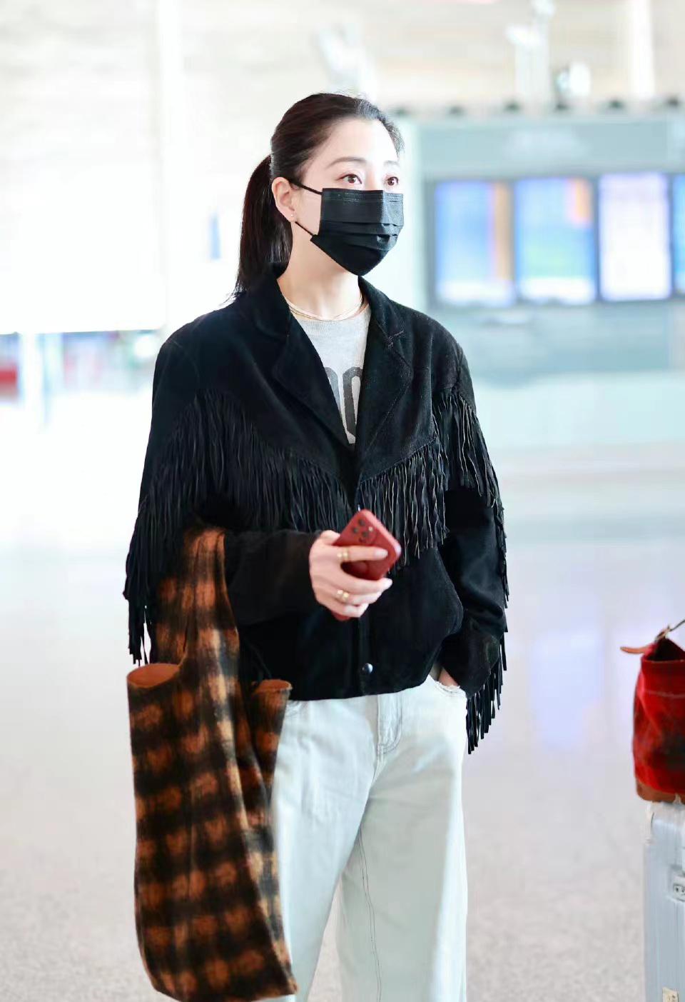 殷桃穿黑色流苏夹克配水洗蓝阔腿牛仔裤走机场,简约休闲又时髦|殷桃