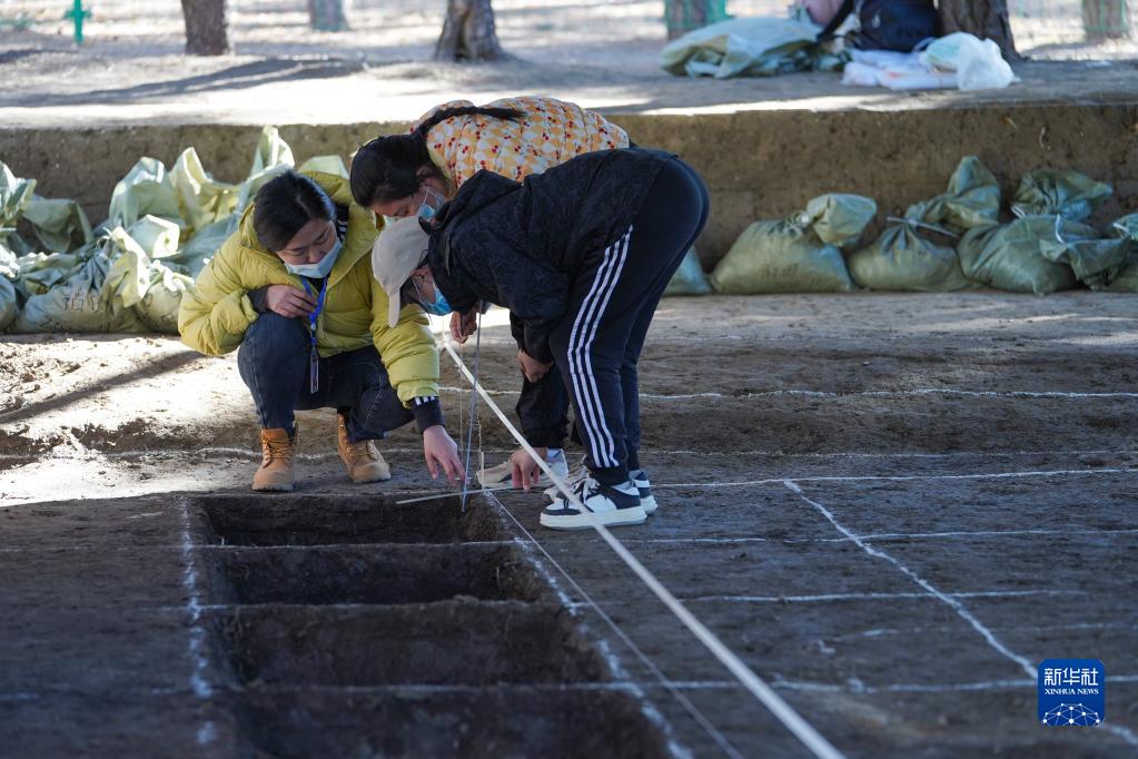 　　11月4日，考古人员在皇家稻田遗址考古发掘现场测量土层厚度。新华社记者 陈钟昊 摄