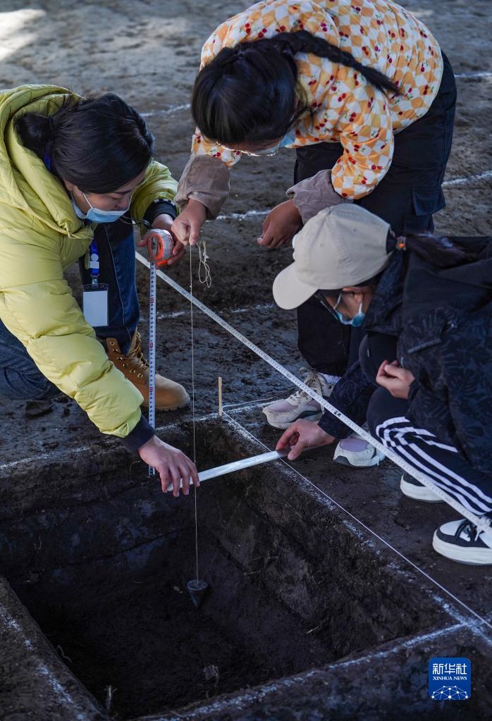 　　11月4日，考古人员在皇家稻田遗址考古发掘现场测量土层厚度。新华社记者 陈钟昊 摄