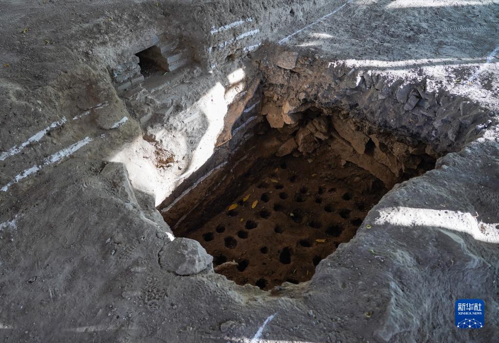　　11月4日拍摄的“田字房”建筑台基基槽底部密集的地钉孔和其上方的排水暗沟。新华社记者 陈钟昊 摄