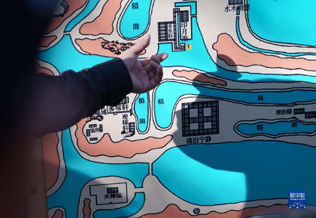 　　11月4日，考古人员指认澹泊宁静遗址的位置。澹泊宁静遗址位于圆明园西北部，是圆明园四十景之一。新华社记者 陈钟昊 摄