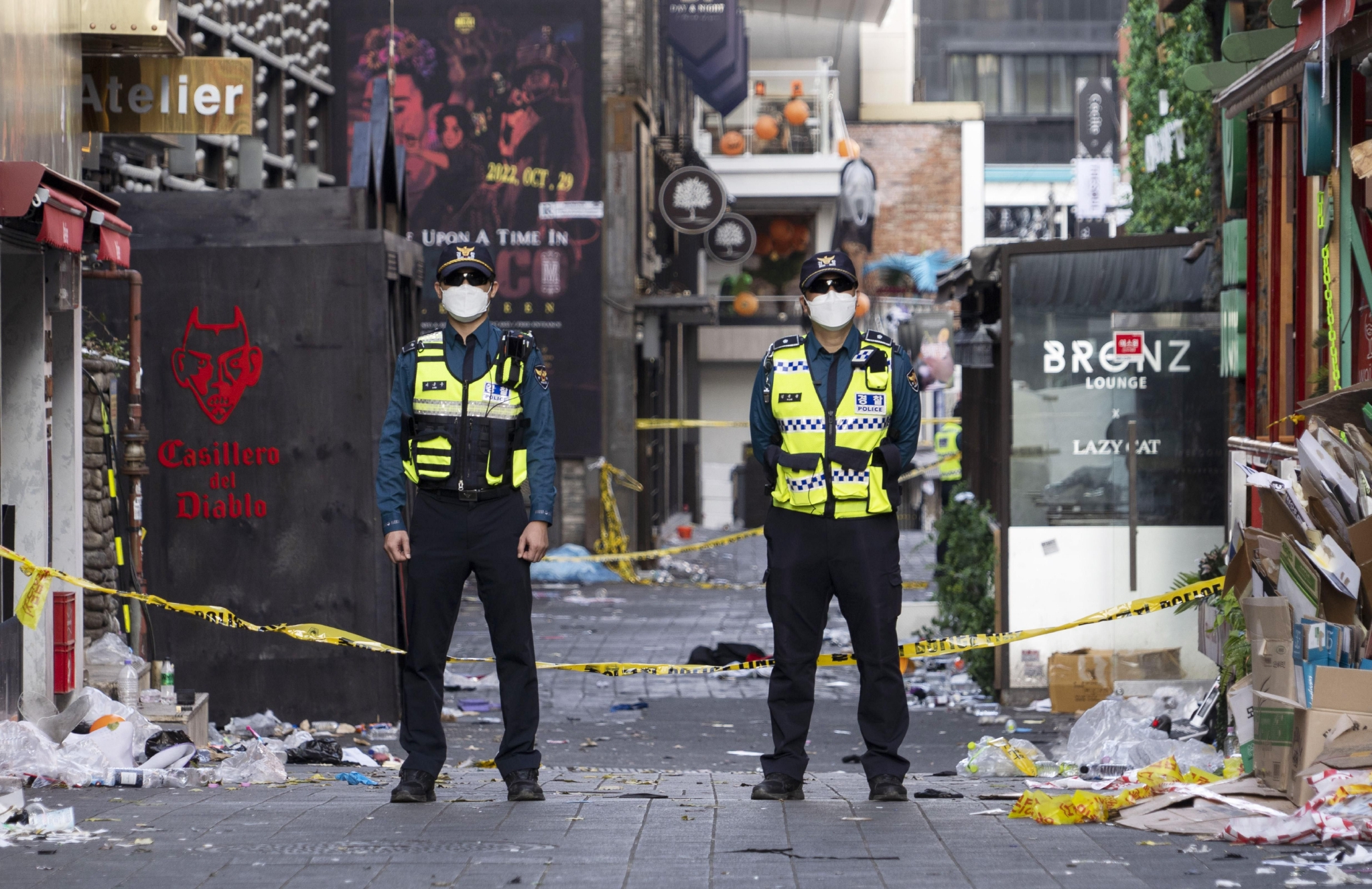 10月30日,警察在韩国首尔的踩踏事故现场警戒.新华社发 李相浩 摄