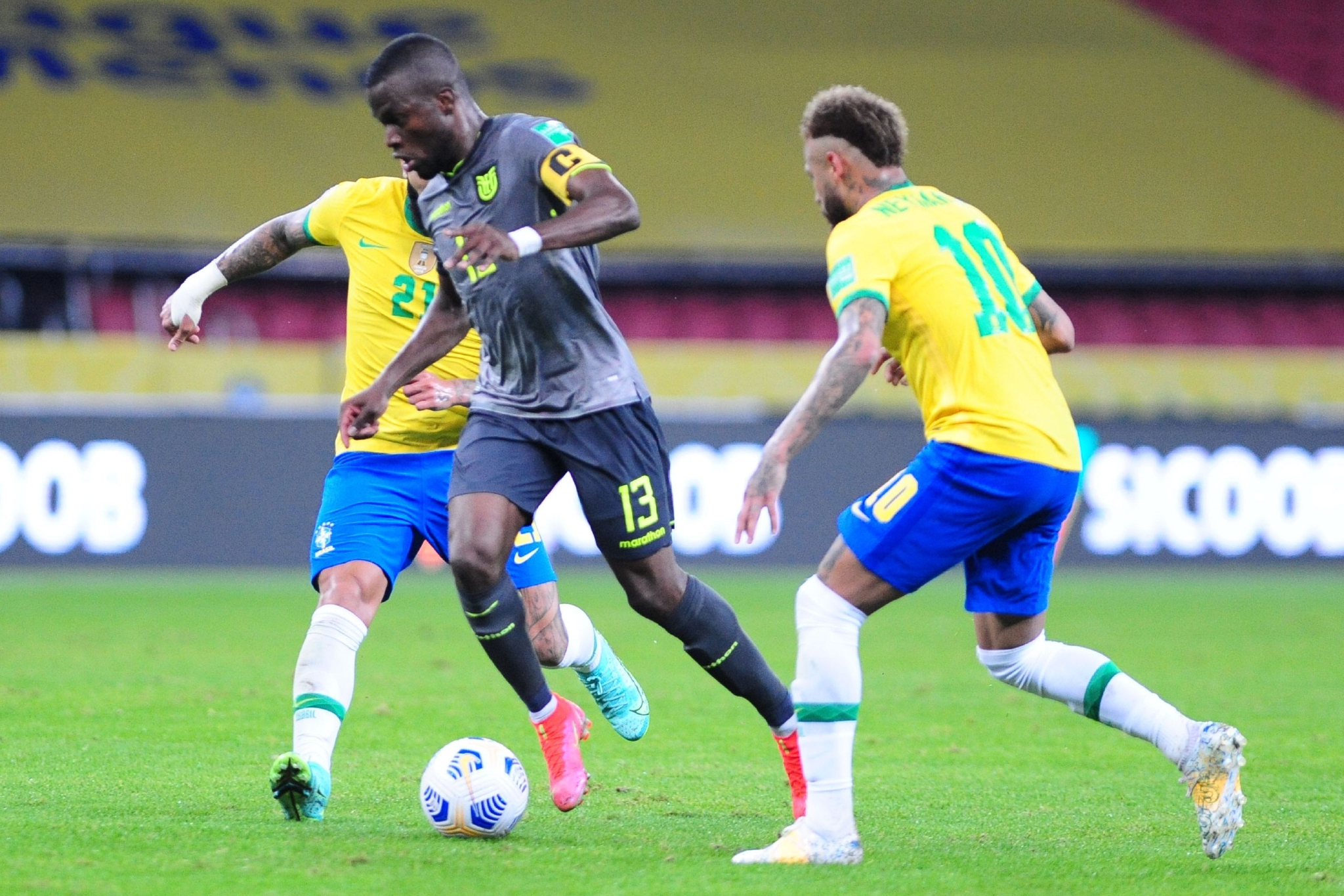 前锋恩纳-瓦伦西亚在接受采访时谈到了厄瓜多尔队本次世界杯的目标,他