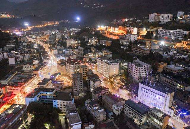 1987年时美姑县城旧貌,美姑县委宣传部供图2021年美姑县城卫星地图