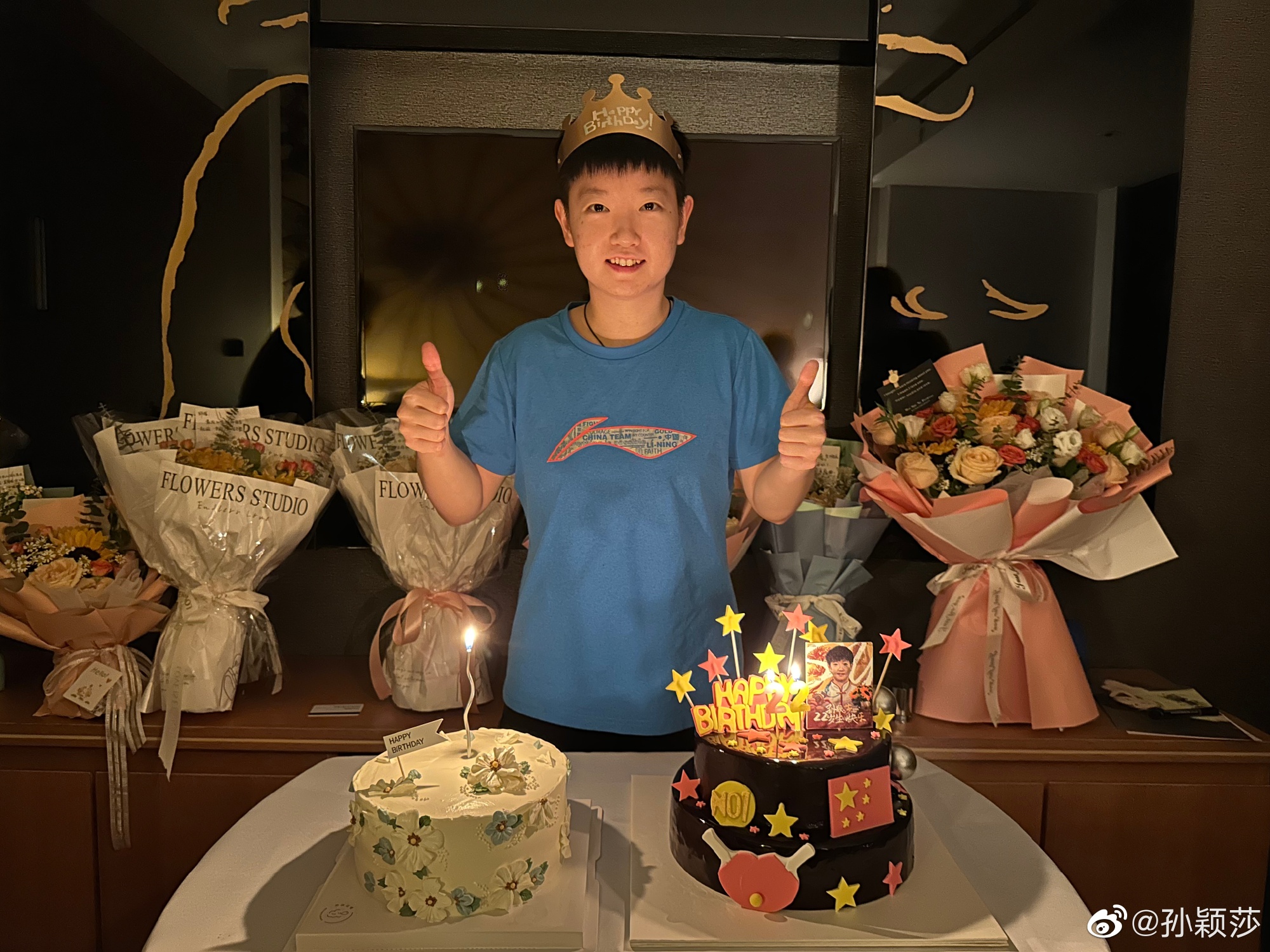 照片中的孙颖莎戴着庆生帽,朝镜头竖起两个大拇指,笑容灿烂.