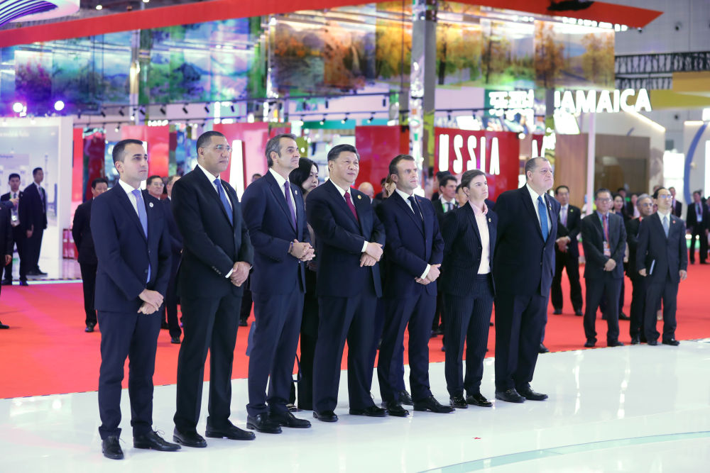　　2019年11月5日，习近平在上海出席第二届中国国际进口博览会开幕式后，同与会外国领导人共同巡馆。