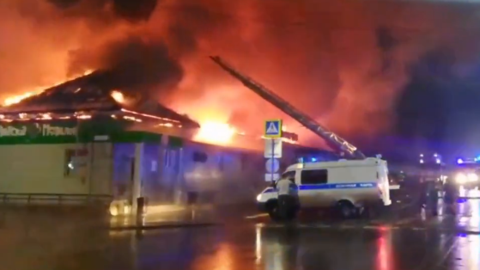 俄罗斯一咖啡馆发生火灾已致15死 起火原因或与烟火有关-QQ1000资源网