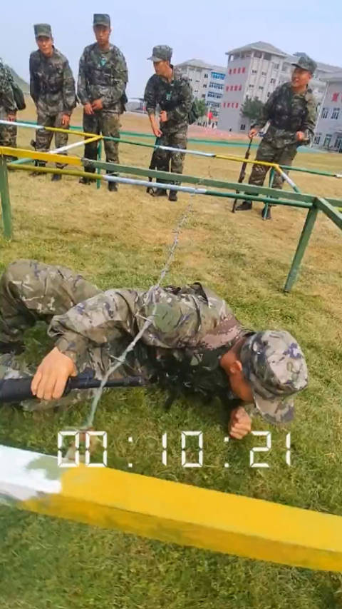 低姿匍匐！向新兵发起挑战，你敢应战吗？_新浪新闻