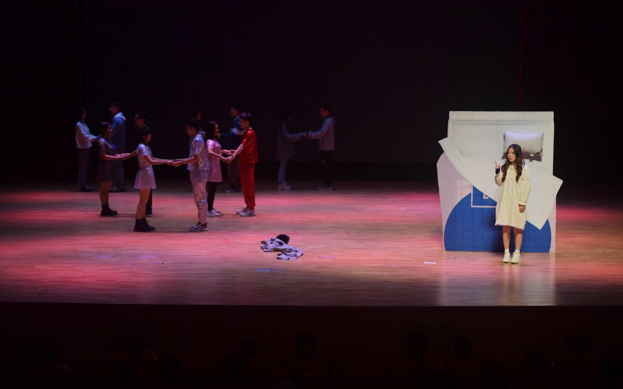 失眠女孩脑中的情景被展现在舞台上. 新京报记者李木易 摄