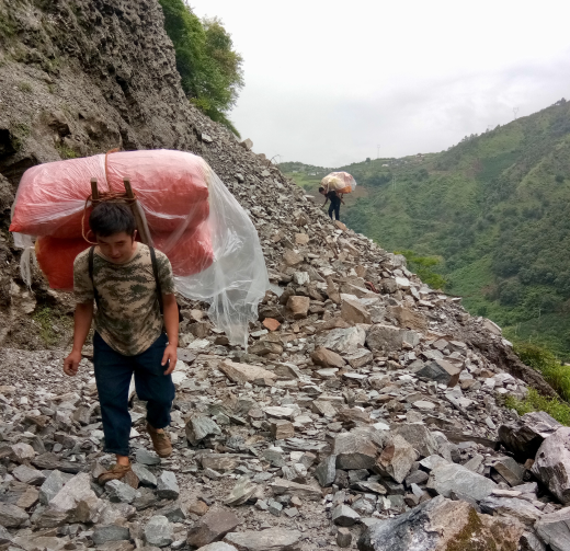 此前由于公路设施不完善,乡亲们只能通过人背马驮的方式,沿着危险度极