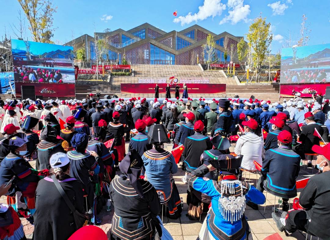 镜头下的大凉山：凉山州成立70周年县市风采——昭觉休闲区蓝鸢梦想 - Www.slyday.coM