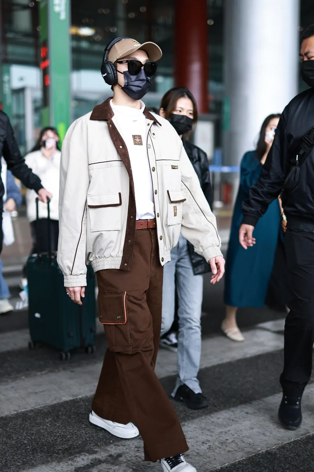 华语这边有超会穿的赞多回归,刘也的新中式look也不错,吴建豪真不愧是