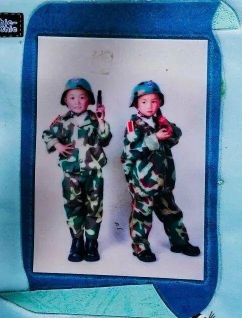 这对双胞胎长得太像了，还都是特战队员休闲区蓝鸢梦想 - Www.slyday.coM