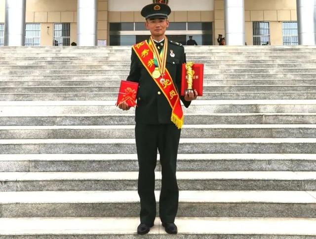 这对双胞胎长得太像了，还都是特战队员休闲区蓝鸢梦想 - Www.slyday.coM