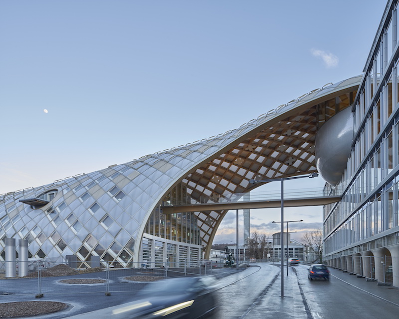 其l形的建筑设计为拟生态的木网壳体结构,网壳的屋顶结构由7700 块