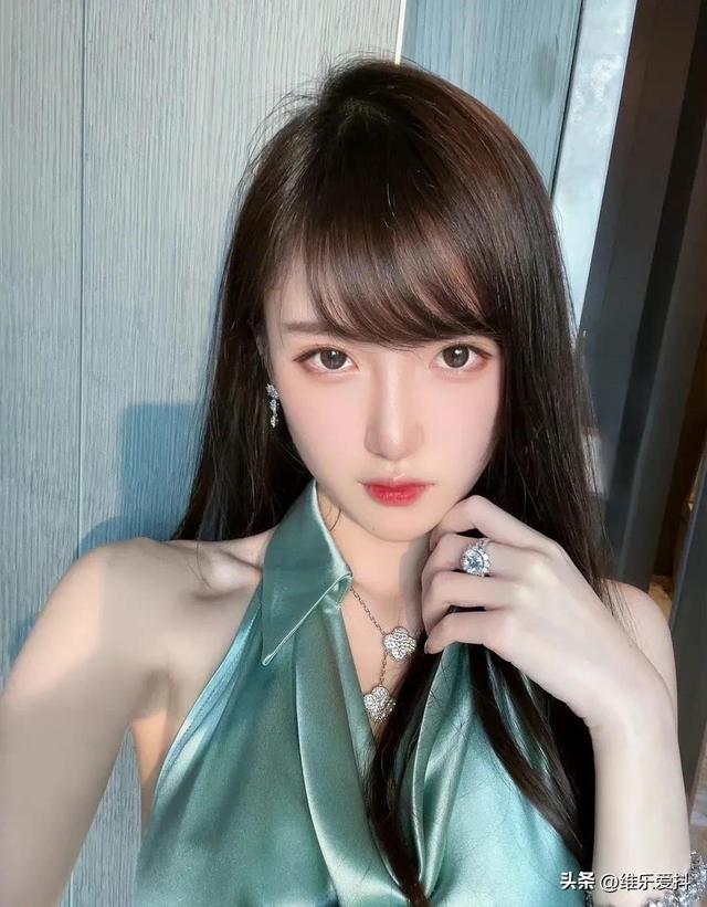 腐团儿晒挂脖丝绸上衣!