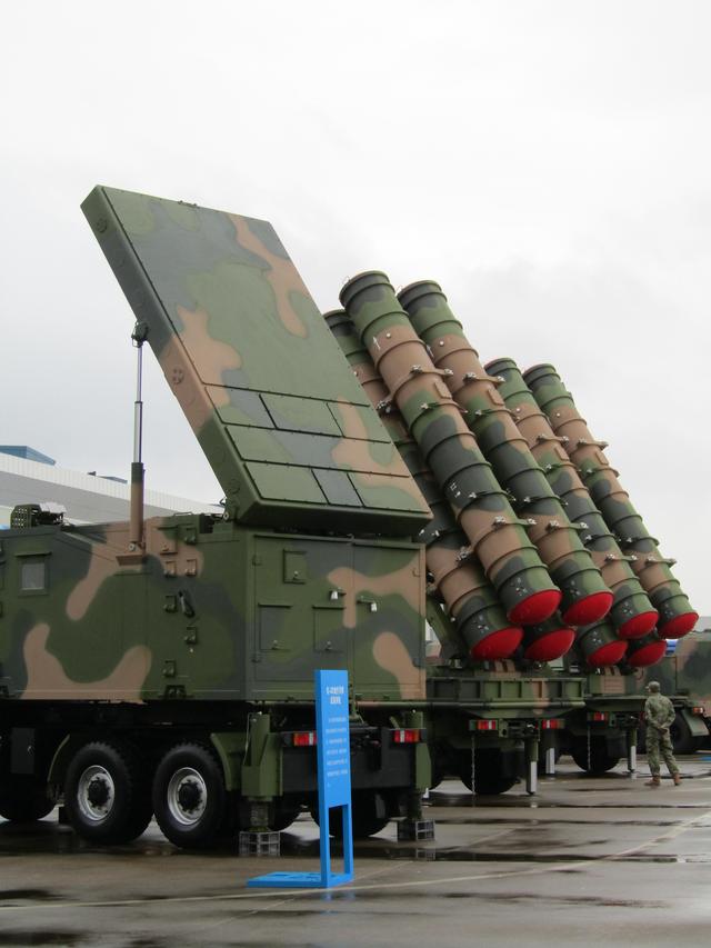 珠海航展抢先看:人民空军展示多种机载和防空武器__财经头条